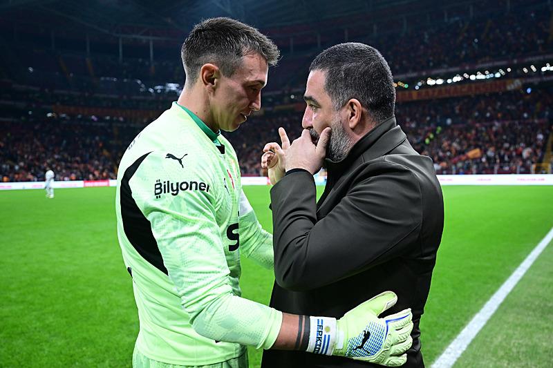 Muslera ve Arda Turan. (AA)