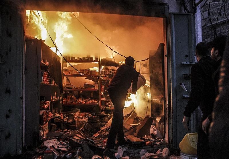 İsrail ordusu, Gazze Şeridi'nin kuzeyindeki Gazze kentinde yer alan Ömer Al Muhtar çarşısına saldırı düzenledi. Saldırı sonucu bazı iş yerlerinde yangın çıktı, AA