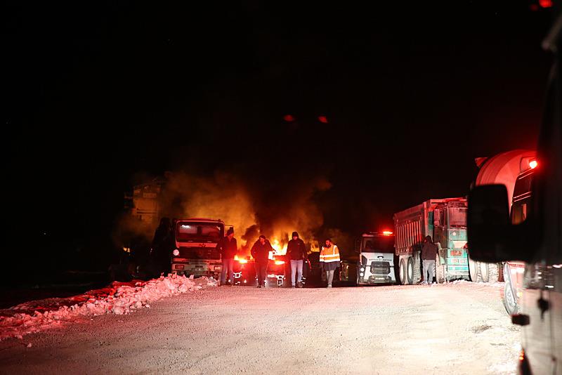 Tokat'ta taş ocağında çıkan yangına müdahale ediliyor (AA)