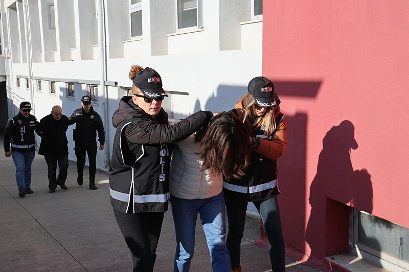 Adana İl Emniyet Müdürlüğü'nün başlattığı operasyonda 5'i polis, biri avukat toplam 11 şüpheli gözaltına alındı. (DHA)