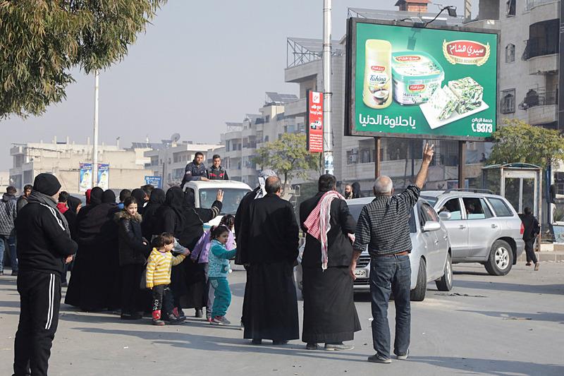 Muhalifler ilerlemeye devam ederken 2011’de patlak veren iç savaştan bu yana memleketinden uzak kalan Suriyeliler akın akın evlerine dönüyor, Reuters