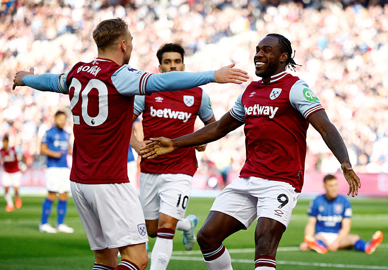 Michail Antonio farklı mevkilerde forma giyebiliyor (REUTERS)