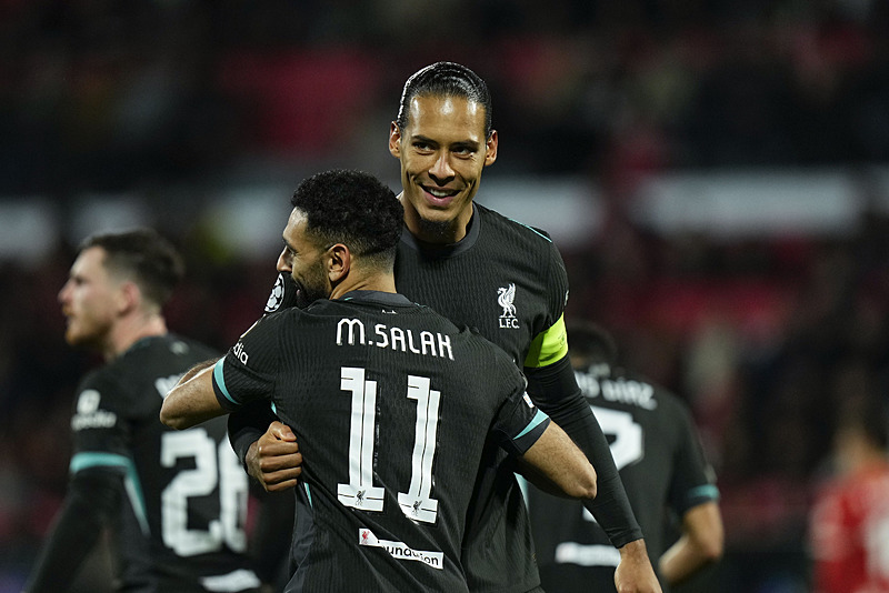 Virgil van Dijk ve Mohamed Salah (EPA)