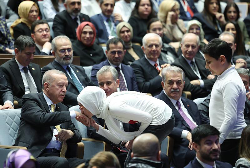 Başkan ve AK Parti Genel Başkanı Recep Tayyip Erdoğan, AK Parti Genel Merkezi'nde düzenlenen ʺDünya İnsan Hakları Günü Kardeşliğin Yüzü Programıʺna katılarak konuşma yaptı (Fotoğraf: AA)