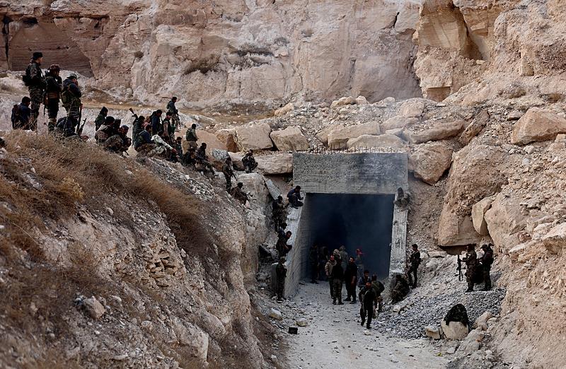 Münbiç'te teröristlerin tır sokabilecekleri, yüksekliği 7 metreye varan devasa tünel ağı bulundu. (AA)