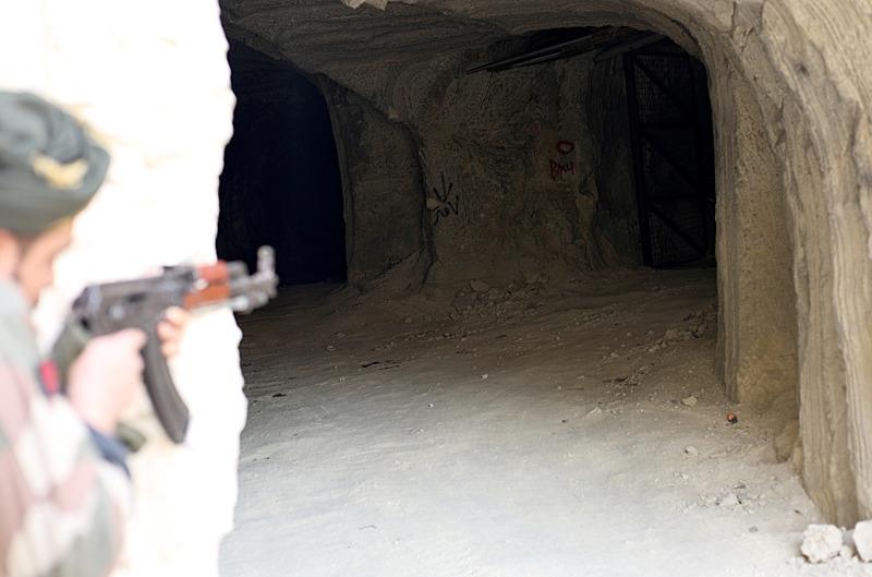 Münbiç'te teröristlerin tır sokabilecekleri, yüksekliği 7 metreye varan devasa tünel ağı bulundu. (AA)