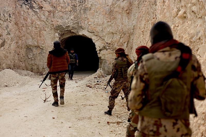 Münbiç'te teröristlerin tır sokabilecekleri, yüksekliği 7 metreye varan devasa tünel ağı bulundu. (AA)