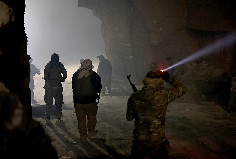 Münbiç'te teröristlerin tır sokabilecekleri, yüksekliği 7 metreye varan devasa tünel ağı bulundu. (AA)