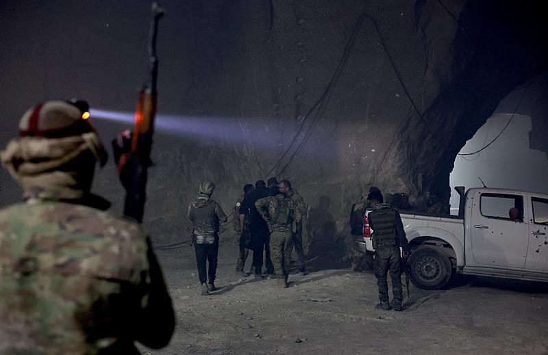 Münbiç'te teröristlerin tır sokabilecekleri, yüksekliği 7 metreye varan devasa tünel ağı bulundu. (AA)