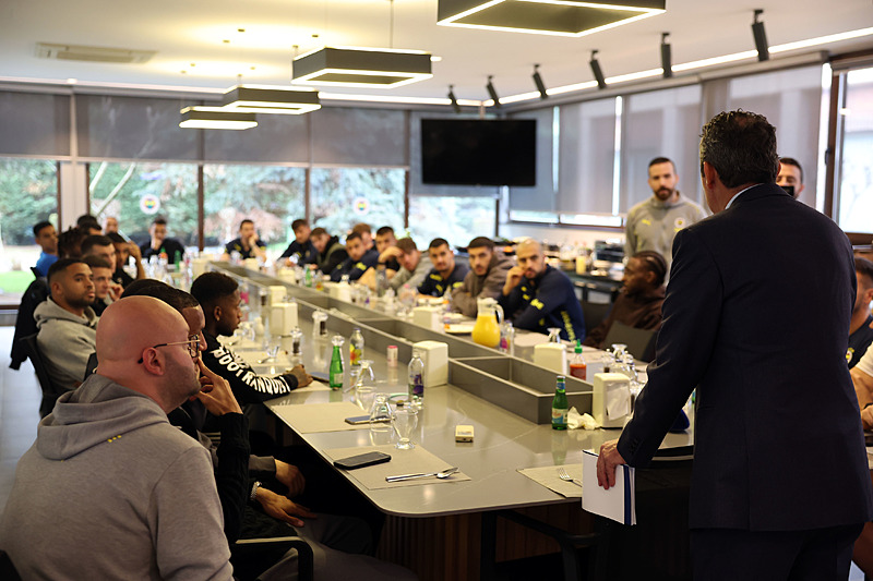 Ali Koç futbolculara moral verdi (DHA)