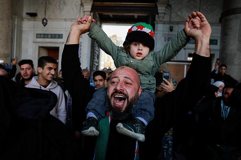 Suriye'de Beşar Esad'ın devrilmesinden sonra ilk Cuma namazı Emevi Camii'nde kılındı, Reuters