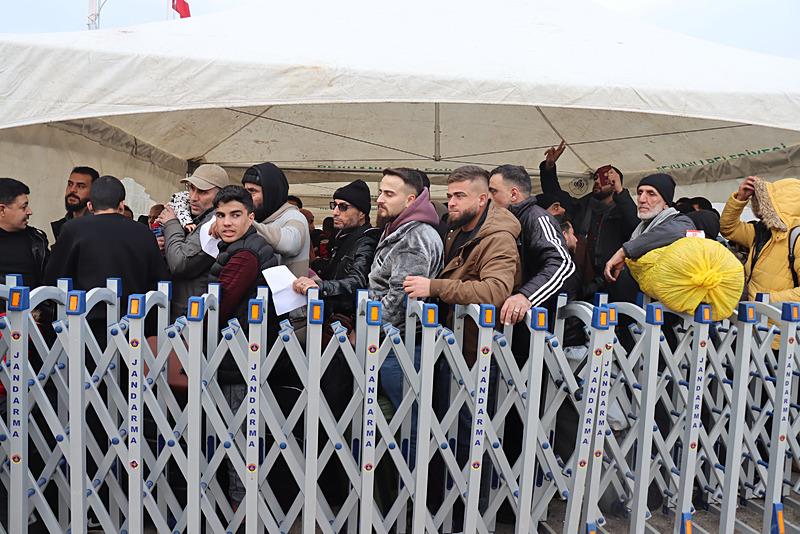 Suriyelilerin sınır kapılarından geçerek ülkelerine dönüyor (Fotoğraf: AA)