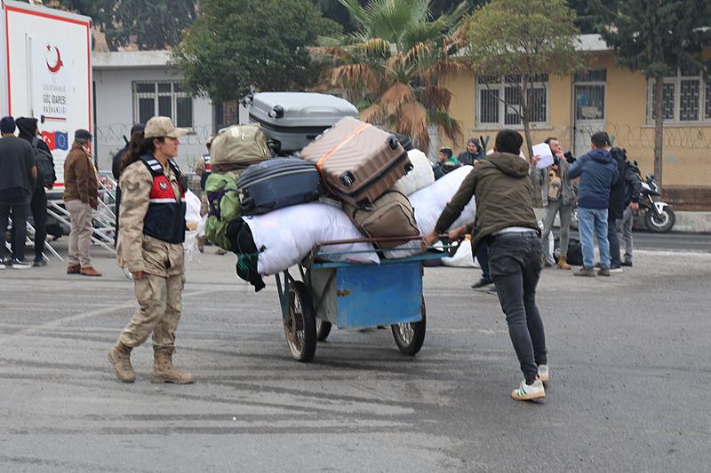 Suriyelilerin sınır kapılarından geçerek ülkelerine dönüyor (Fotoğraf: AA)