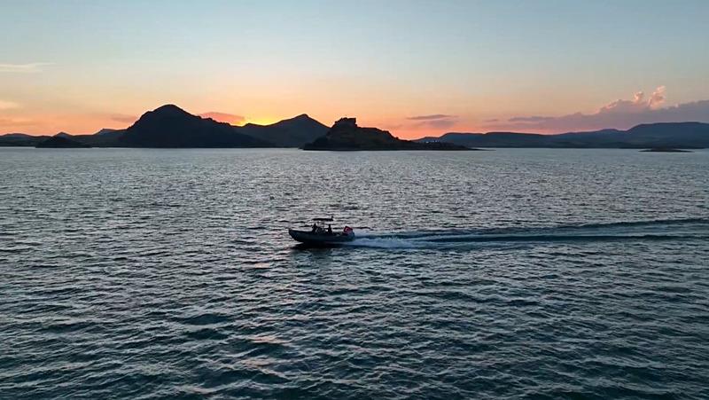 Karaman ve yasak avcılar tekneyle kaçmaya çalıştı (Fotoğraf: DHA)