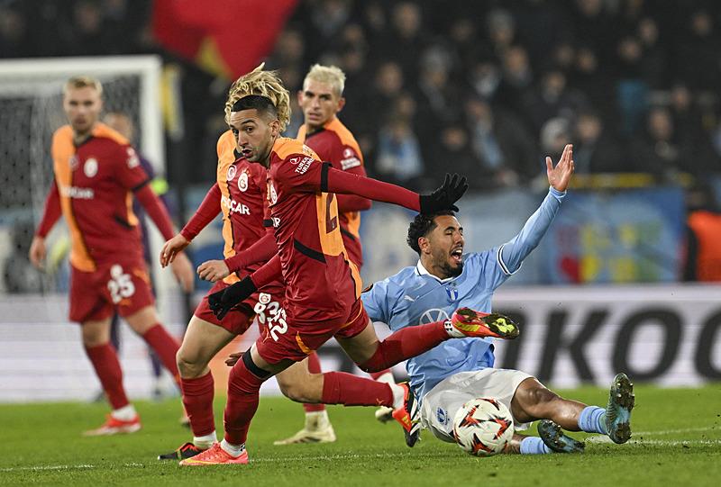  Bir pozisyonda Galatasaray takımının oyuncusu Hakim Ziyech (22), rakibi ile mücadele etti. (AA)