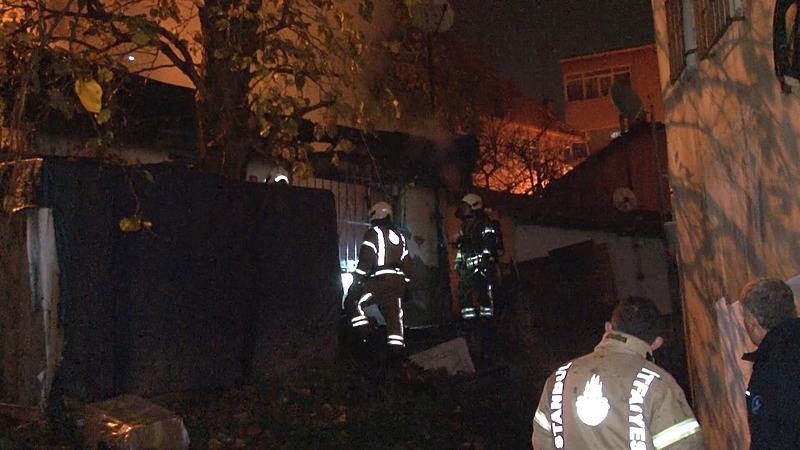 Beyoğlu'nda gecekondu yangınında meydana gelen patlama paniğe neden oldu (İHA)