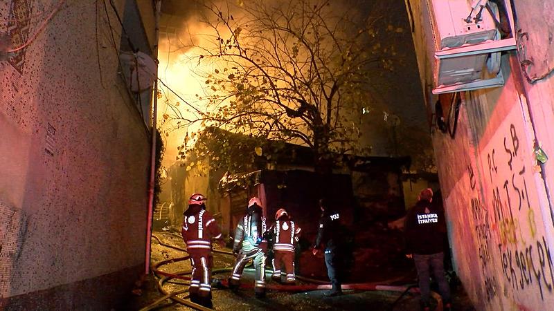 Beyoğlu'nda gecekondu yangınında meydana gelen patlama paniğe neden oldu (İHA)