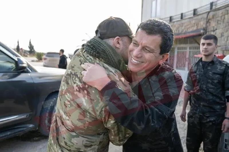 Talabani ve YPG elebaşı Ferhat Abdi Şahin yanak yanağa (Takvim.com.tr / Arşiv)