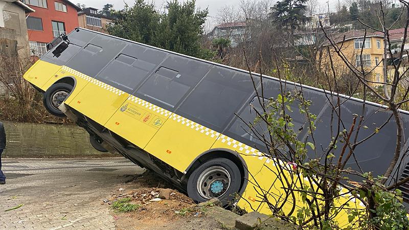 Beykoz'da yokuşta kayan İETT otobüsü evin bahçesine düştü (DHA)