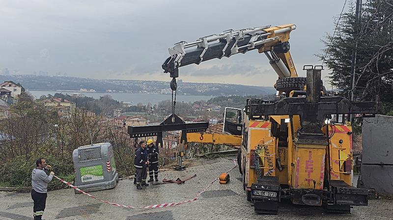 Beykoz'da yokuşta kayan İETT otobüsü evin bahçesine düştü (DHA)