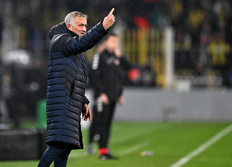 Jose Mourinho en iyi terapinin maç kazanmak olduğunu vurguladı (AA)