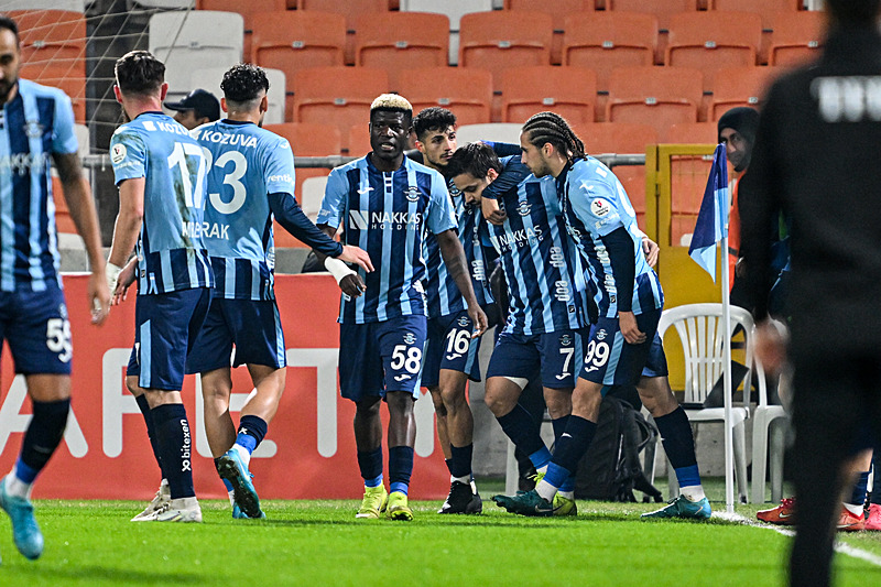 Adana Demirspor'un gol sonrası sevinci (AA)