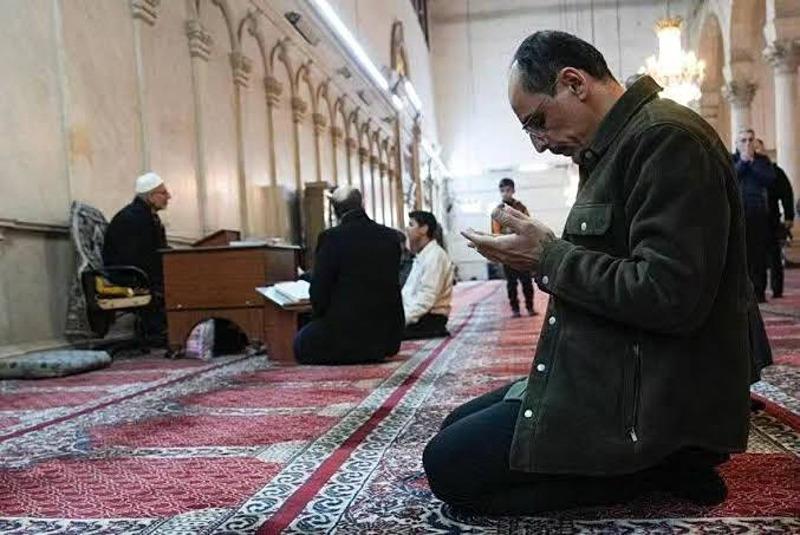 MİT Başkanı İbrahim Kalın, Şam'ın özgürleşmesi sonrası Emevi Camii'nde namaz kıldı (Takvim.com.tr)