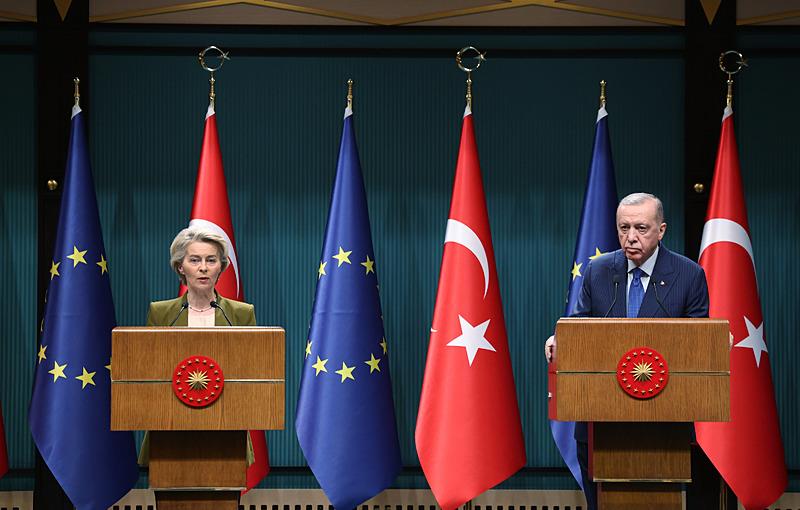 Avrupa Birliği (AB) Komisyonu Başkanı Ursula von der Leyen, AB'nin ʺadım adımʺ yaklaşımıyla Suriye'nin yeniden imarına katkı sağlamaya hazır olduğunu belirtti, AA