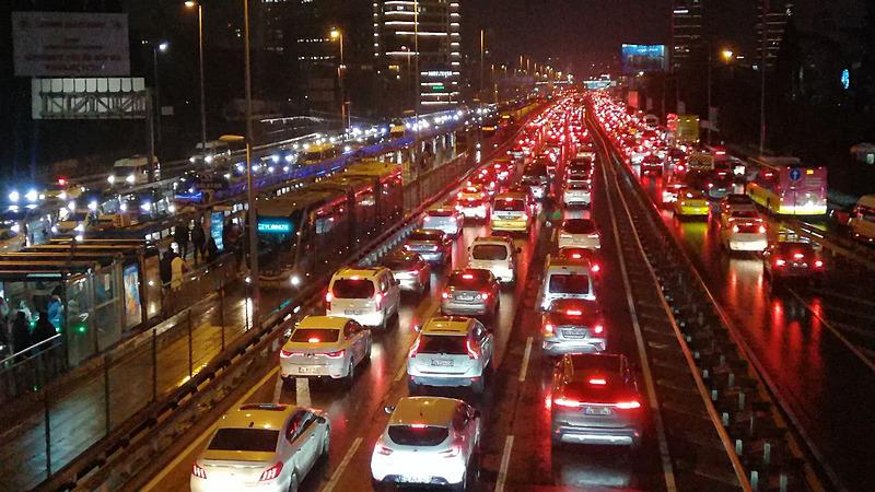 İstanbul'da akşam saatlerinde trafik yoğunluğu yaşanıyor. (Takvim.com.tr foto arşiv)