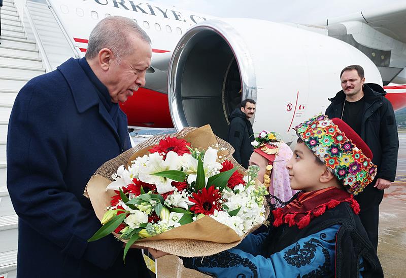 Başkan Erdoğan Erdoğan, Muğla'da yöresel kıyafetli çocuklar tarafından çiçekle karşılandı (AA)