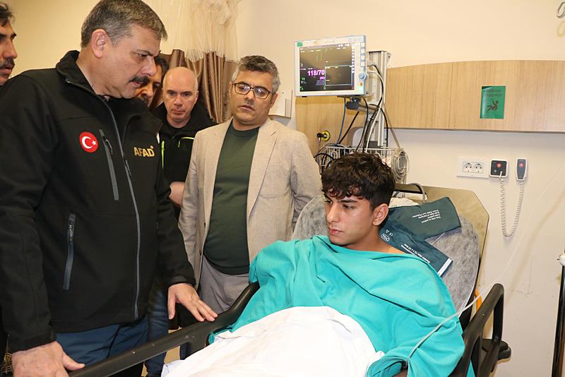 Erzurum Valisi Mustafa Çiftçi fotoğrafta (solda), yaralıları ziyaret edip geçmiş olsun dileğinde bulundu. (AA)
