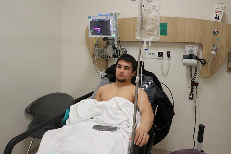 Şehir Hastanesinde tedaviye alınan yaralı sporculardan Hilmi Mucik. (AA)