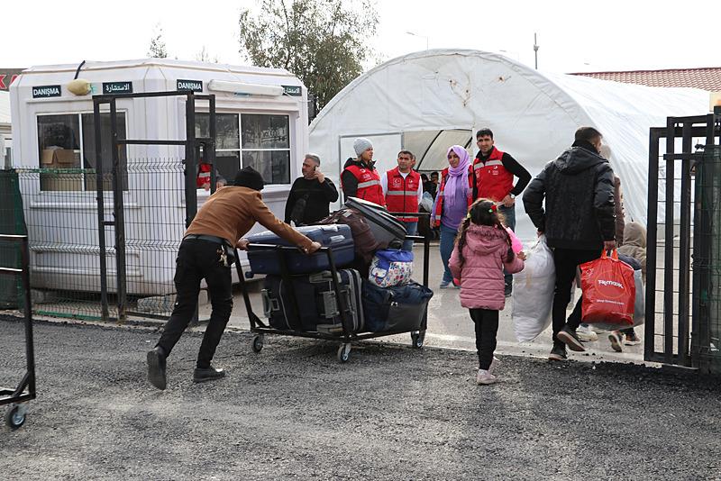 Suriyeliler sınır kapılarında dönüşlerini sürdürüyor (Fotoğraf: AA)