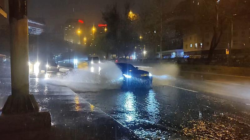 İstanbul’da sağanak yağış etkili oldu ( İHA)