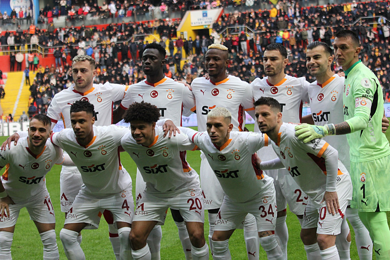 Galatasaray'ın başarılı stoperi Abdülkerim Bardakcı dalya heyecanı yaşadı (AA)