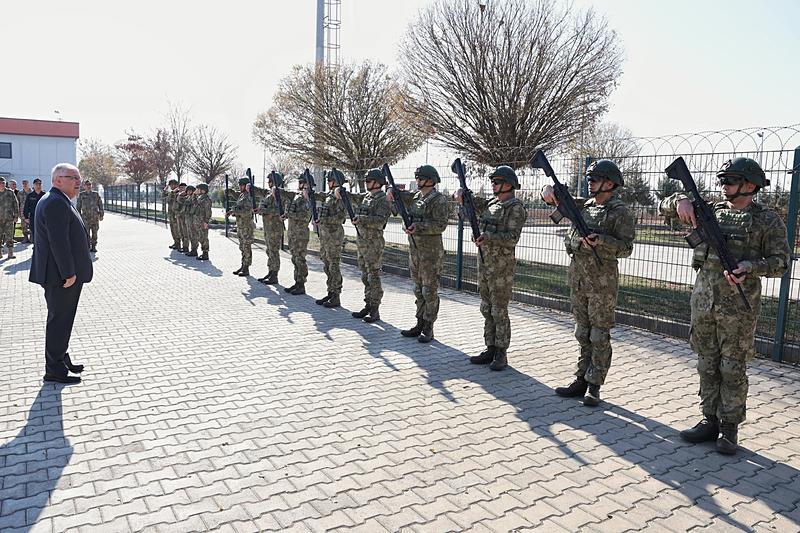 Bakan Güler, yurt içi ve sınır ötesindeki birlik komutanlarıyla videokonferans toplantısı yaptı (AA)