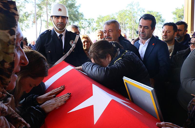 Muğla'da ambulans helikopterin düşmesi sonucu hayatını kaybeden Dr. Cengiz Coşkun ve ATT Selçuk Saykal toprağa verildi. Oğlunun Türk bayrağına sarılı tabutuna sarılan anne, ʺKalk ne olur ölmedim deʺ diyerek gözyaşı döktü. (DHA)