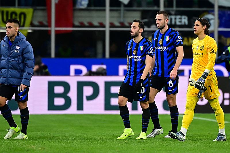 Martinez, Hakan Çalhanoğlu, De Vrij ve Sommer. (AFP)