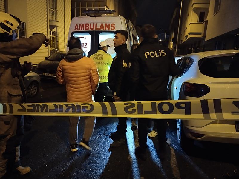 Ümraniye'de gece saatlerinde bir dairede doğal gaz kaynaklı olduğu değerlendirilen patlama meydana geldi. (İHA)