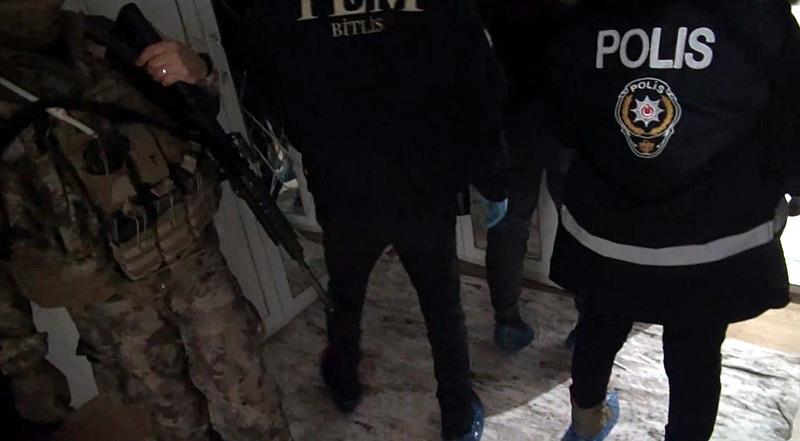 Bitlis ve İstanbul'da PKK'lı teröristleri tedavi ettikleri ileri sürülen 3 doktor, operasyonla yakalandı. (DHA)