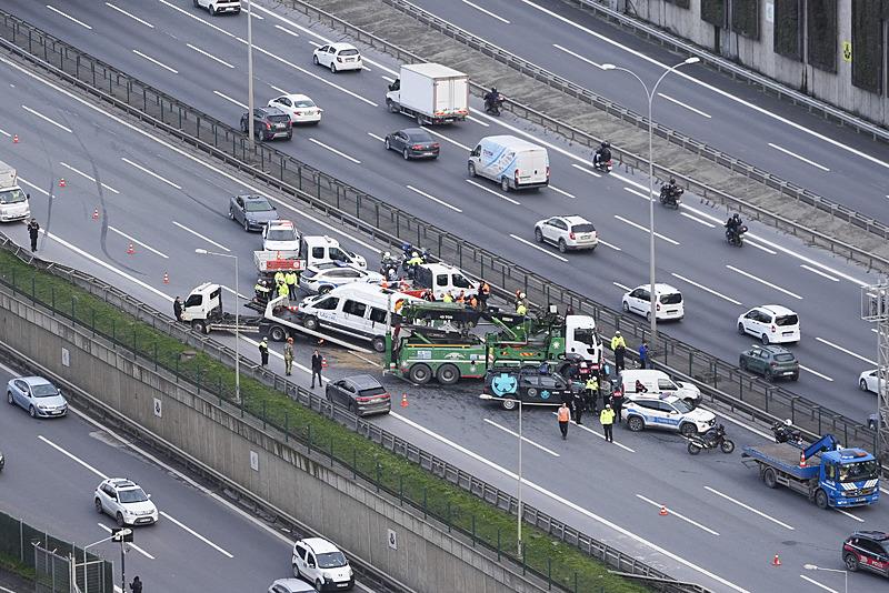 Kağıthane'de okul servisi ile hafif ticari araç çarpıştı, 10 kişi yaralandı. (AA)