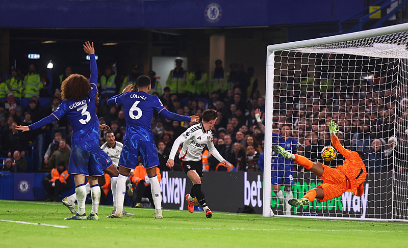 Fulham Chelsea'yi 45 yıl sonra dış sahada mağlup etti (REUTERS)