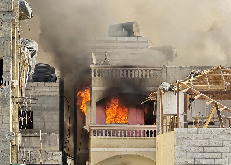 İsrail ordusu, Gazze'nin kuzeyindeki Beyt Lahya beldesinde bulunan Kemal Advan Hastanesi çevresindeki binalara saldırı düzenledi. Saldırı sonrası bazı binalarda çıkan yangın nedeniyle duman ve alevler yükseldi, AA