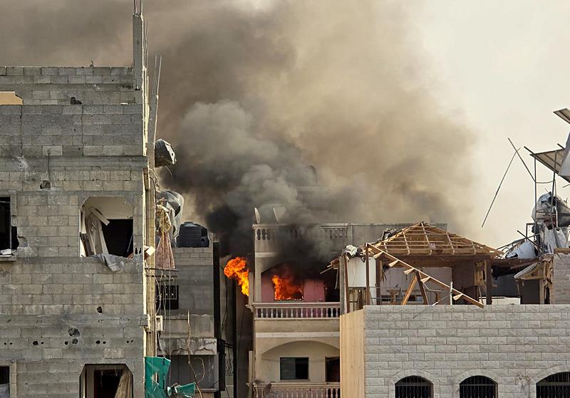 İsrail ordusu, Gazze'nin kuzeyindeki Beyt Lahya beldesinde bulunan Kemal Advan Hastanesi çevresindeki binalara saldırı düzenledi. Saldırı sonrası bazı binalarda çıkan yangın nedeniyle duman ve alevler yükseldi, AA