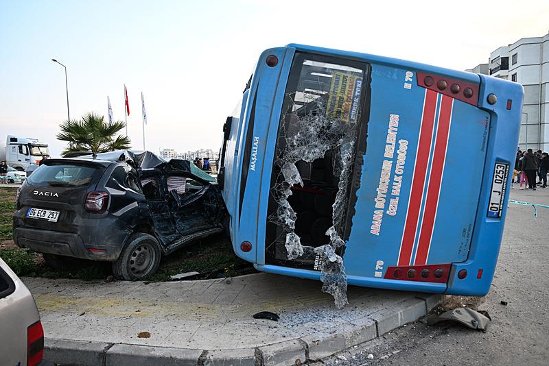 Adana'da cip ile çarpışan özel halk otobüsü devrildi (AA)