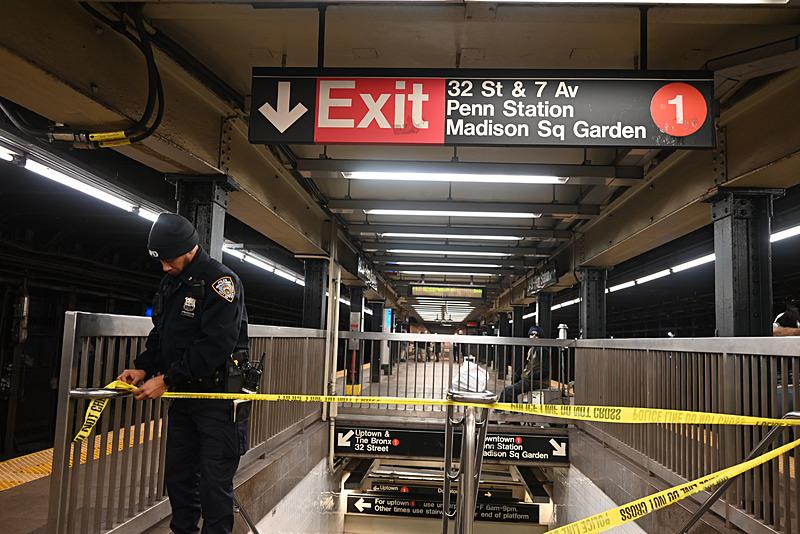 New York metrosunun Penn istasyonunda evsiz bir kişi kasten ateşe verildi, AA