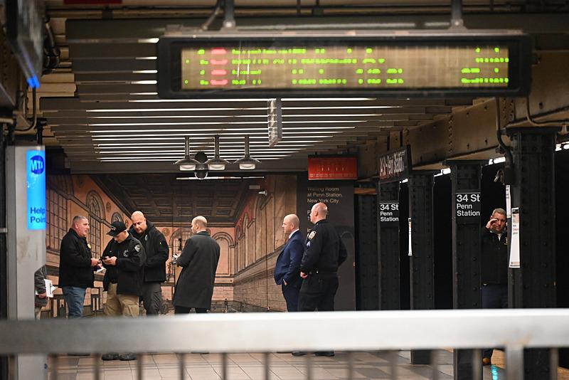 New York metrosunun Penn istasyonunda evsiz bir kişi kasten ateşe verildi, AA