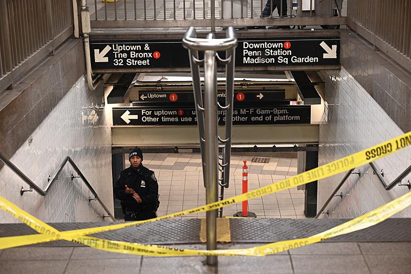 New York metrosunun Penn istasyonunda evsiz bir kişi kasten ateşe verildi, AA