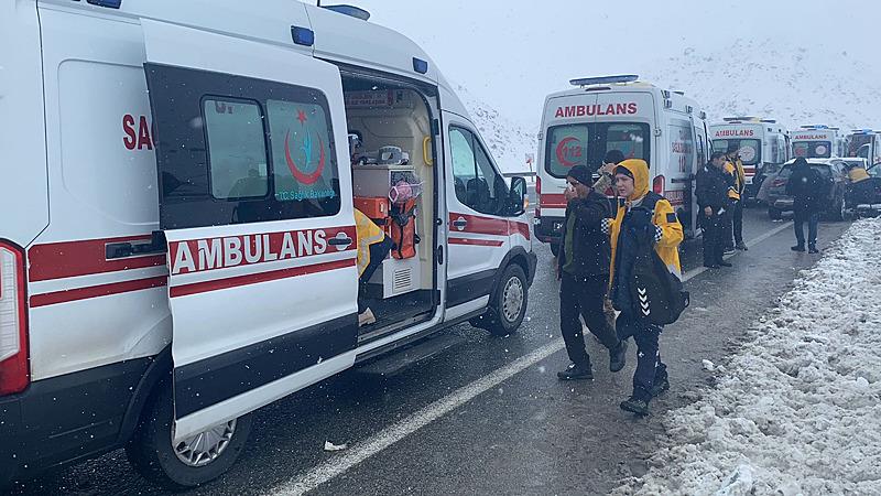 Erzincan'da yolcu otobüsü şarampole devrildi. (AA)
