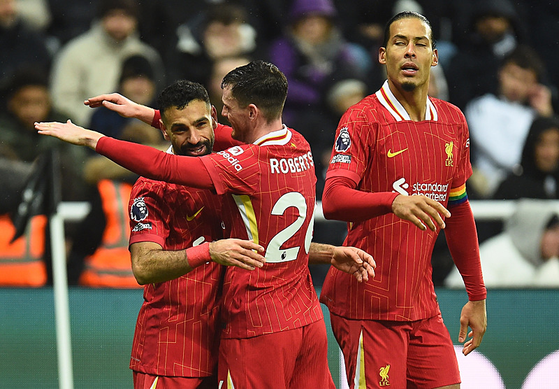 Virgil van Dijk, Mohamed Salah ve Robertson (EPA)